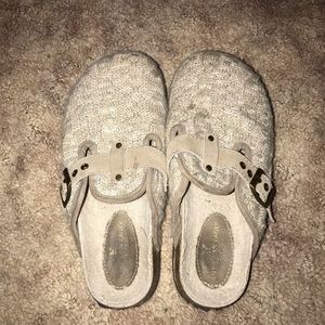 American eagle clogs